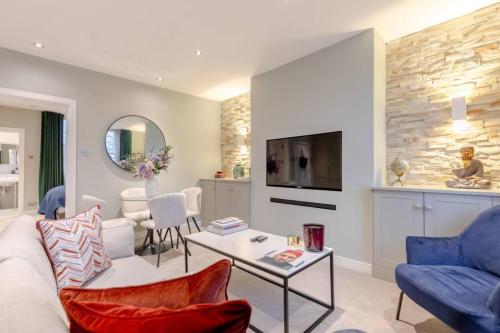 een woonkamer met een bank en een tafel bij Elegant 1BD Flat in the Heart of Notting Hill! in Londen