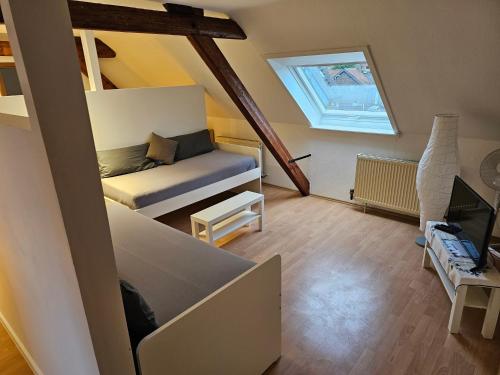 Habitación pequeña con cama y loft en Ferienwohnung Linden 87, en Willich