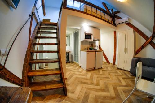 uma escada em espiral num quarto com uma cozinha em Tóni Villa em Budapeste