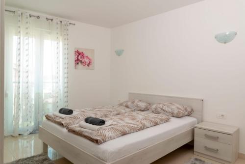 um quarto branco com uma cama num quarto em Villa Dolce Vita 3 em Zambratija