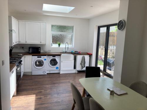 Lovely 4-Bed House in Central Wolverhampton