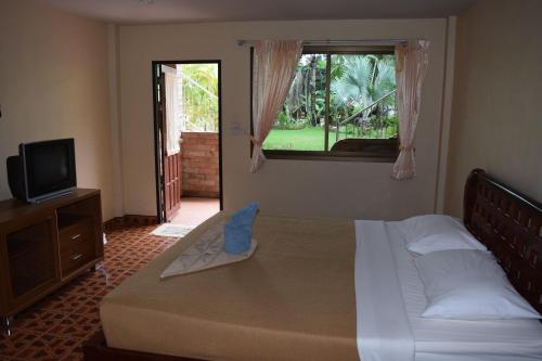 Een bed of bedden in een kamer bij Sofia Garden Resort