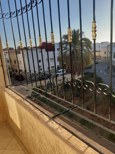 uma cerca de ferro forjado com vista para uma rua em Your House For Family em Agadir
