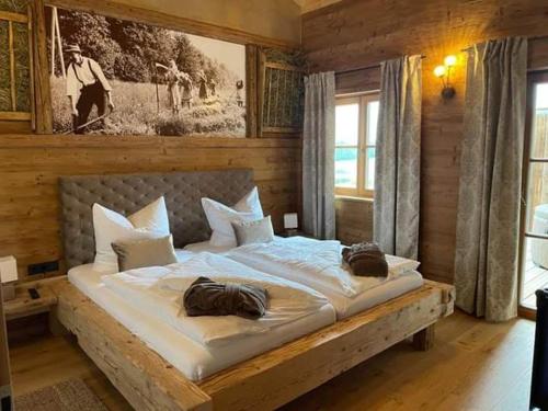 ein Schlafzimmer mit einem großen Bett mit zwei Kissen darauf in der Unterkunft Apartment Sammerhof in Freyung