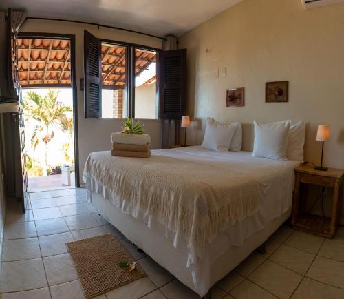 A bed or beds in a room at Pousada Vila Canoa
