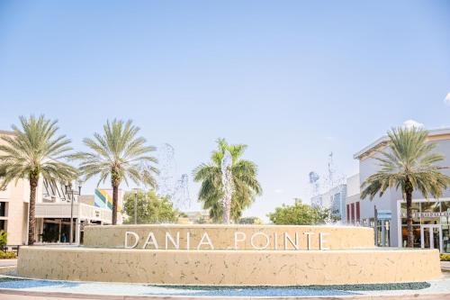 Una señal que dice Dana Point frente a las palmeras en Four Points by Sheraton Fort Lauderdale Airport - Dania Beach, en Dania Beach