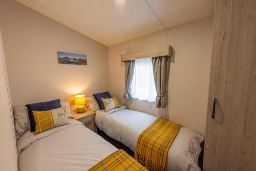 Katil atau katil-katil dalam bilik di Cosy Chalet Near Dornoch, high speed free Wi-Fi