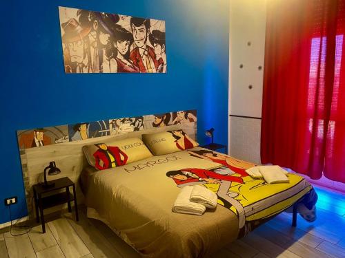 1 dormitorio con 1 cama extragrande en una habitación azul en Be Your Home - Lupen III, en Civitavecchia