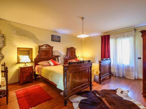 1 dormitorio con 1 cama, 2 mesas y una ventana en Casa Barbici, en Rošini