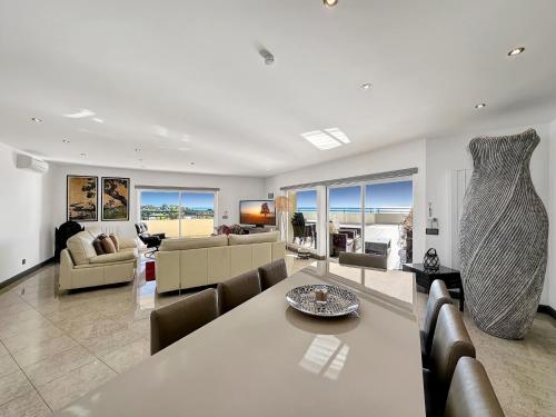 Luxury Penthouse wStunning Sea Views, walk to Galé Beach Albufeira