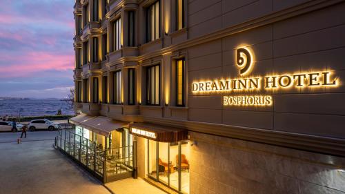 um edifício com uma placa que lê o hotel Dream Inn em Dream Inn Karaköy Bosphorus em Istambul
