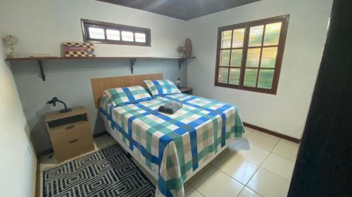 布希奧斯的住宿－Casa de Temporada Centro Búzios，一间小卧室,配有床和窗户
