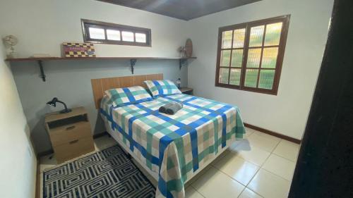 a small bedroom with a bed and a window at Casa de Temporada Centro Búzios in Búzios
