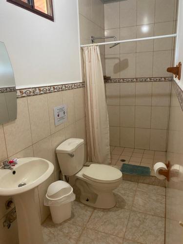 Salle de bains dans l'établissement Ocekepala