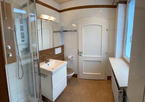 Koupelna v ubytování Wohnung 5 mit Garten und sonniger Terrasse
