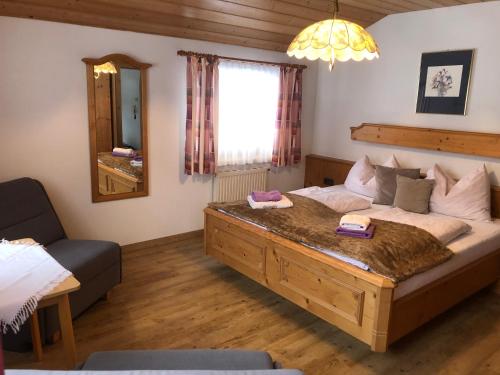 une chambre avec un grand lit et un miroir dans l'établissement Haus Sabrina, à Wagrain