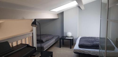 une petite chambre avec un lit et un miroir dans l'établissement Spacieuse et belle villa climatisée pour 9 couchages, Wifi, piscine commune, 250 m de la plage dans résidence LRMA6465, à Portiragnes