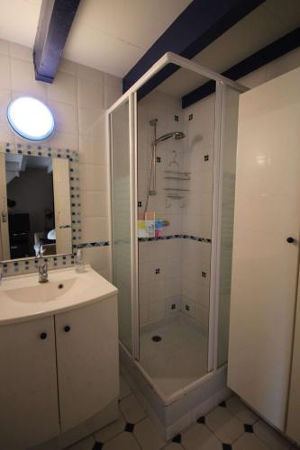 une salle de bain avec douche et lavabo dans l'établissement Spacieuse et belle villa climatisée pour 9 couchages, Wifi, piscine commune, 250 m de la plage dans résidence LRMA6465, à Portiragnes