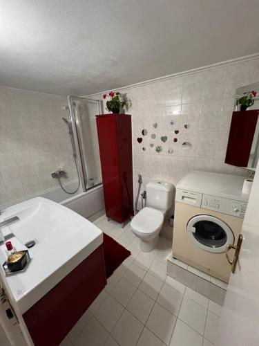 W łazience znajduje się toaleta, umywalka i pralka. w obiekcie Beach House w Chalkidzie