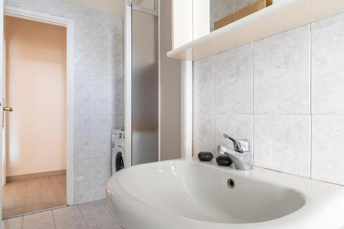 A bathroom at Conchetta Flexyrent - Aircon - WiFi - Navigli