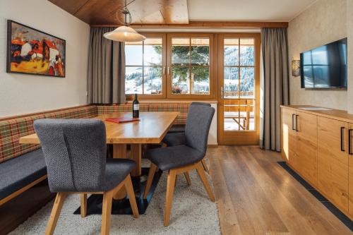 Hotel Garni am Sonnbergにあるテレビまたはエンターテインメントセンター