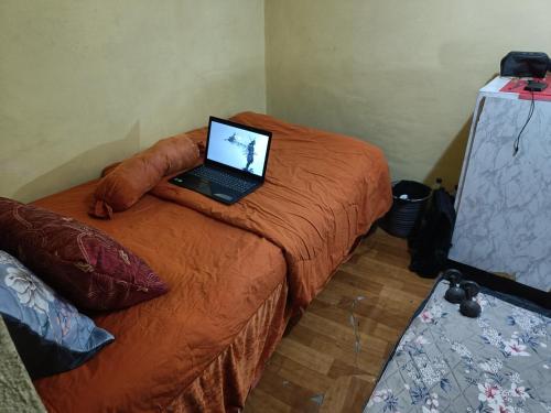 Una cama o camas en una habitación de Birhan Guest House