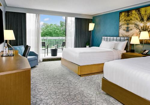 um quarto de hotel com duas camas e uma varanda em Pan Pacific Toronto em Toronto