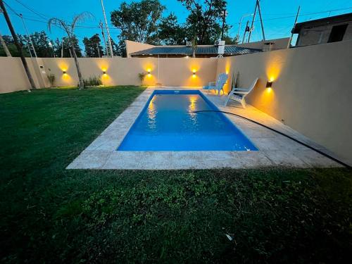 - une piscine dans l'arrière-cour d'une maison dans l'établissement Hospedaje Güemes Casa Teresa, à Máximo Paz