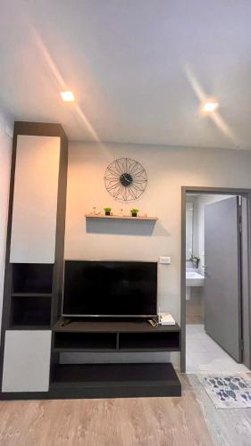 Телевизор и/или развлекательный центр в The base Central Pattaya 975 by Numam