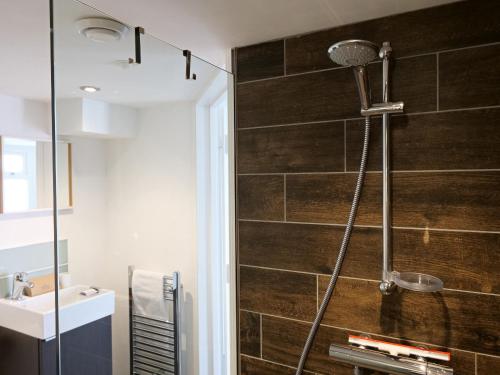 La salle de bains est pourvue d'une douche et d'un lavabo. dans l'établissement Waves End, à St Ives