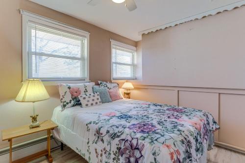 um quarto com uma cama e duas janelas em Aurora Horse Farm Apartment Near Denver! em Aurora
