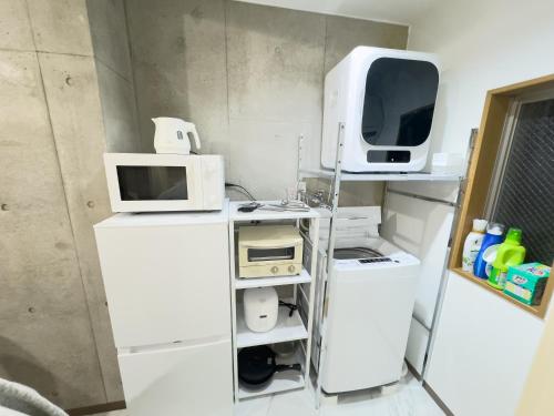 東京にあるストレッチ西落合204の電子レンジ、冷蔵庫(コンピュータ付)が備わる客室です。
