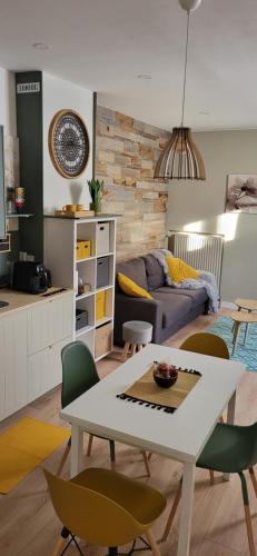 une cuisine et un salon avec une table et des chaises dans l'établissement L'Escale CDG aéroport, Stade de France, Parc des Exposition, PARIS, à Villepinte
