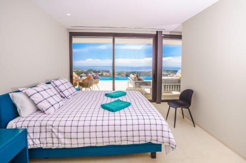 - une chambre avec un lit et une vue sur la piscine dans l'établissement Casa MD, à Benitachell
