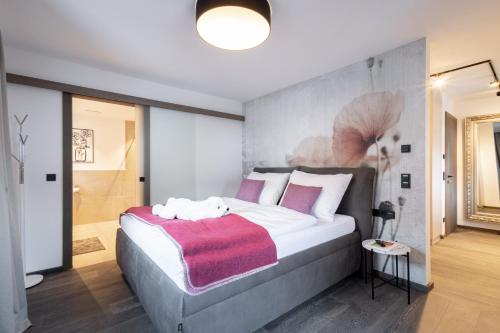 1 dormitorio con 1 cama grande con manta roja en Penthouse Julia, en Niedernsill