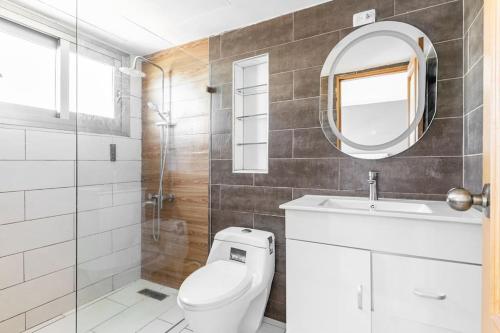 W łazience znajduje się toaleta, umywalka i lustro. w obiekcie Luxurious 2BDR with Ocean View w mieście Santo Domingo
