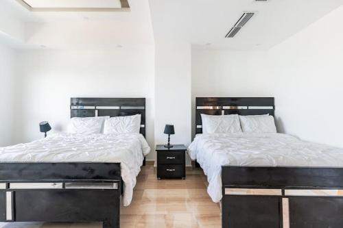 dwa łóżka siedzące obok siebie w sypialni w obiekcie Luxurious 2BDR with Ocean View w mieście Santo Domingo