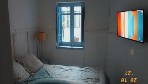 Schlafzimmer mit einem Bett und einem Fenster in der Unterkunft Apartamento Granada in Atarfe