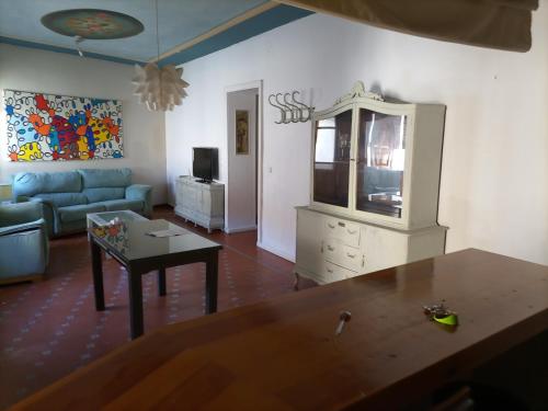 a living room with a couch and a table at Apartamento Granada in Atarfe