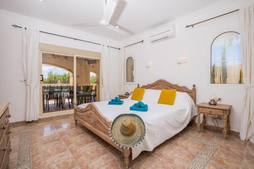 - une chambre avec un lit, une table et des chaises dans l'établissement Villa Ermita, à Jávea