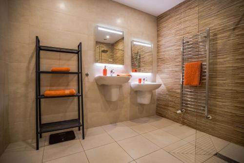 La salle de bains est pourvue d'un lavabo, d'un miroir et d'une douche. dans l'établissement Villa Ermita, à Jávea