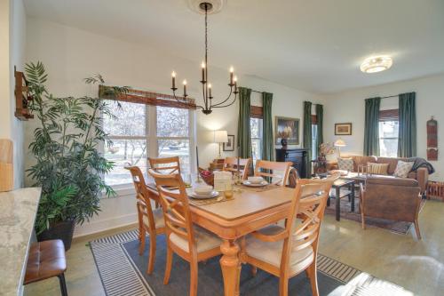 Χώρος καθιστικού στο Charming Appomattox Home Half-Mi to Main Street!