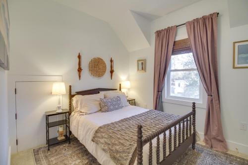 Giường trong phòng chung tại Charming Appomattox Home Half-Mi to Main Street!