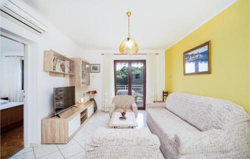 Una sala de estar con un sofá y un televisor. en Lovely Apartment In Rabac With Wi-Fi, en Rabac