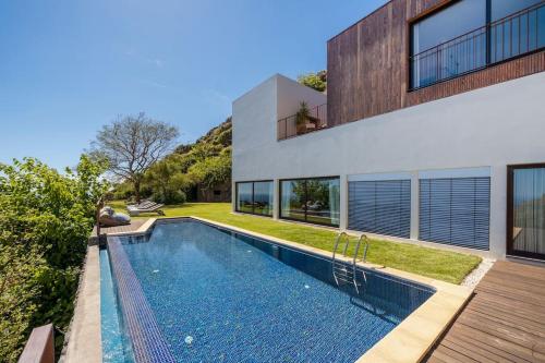 a swimming pool in the backyard of a house at Botanica Living Magnolia Apt in Quinta Grande