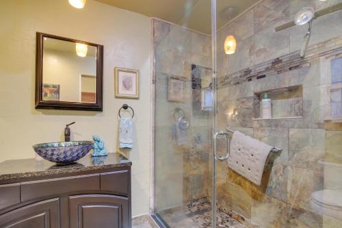 een badkamer met een douche en een wastafel bij Pet-Friendly Austin Home with Deck and Private Hot Tub in Bee Cave