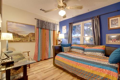 een slaapkamer met een bed en een raam bij Pet-Friendly Austin Home with Deck and Private Hot Tub in Bee Cave