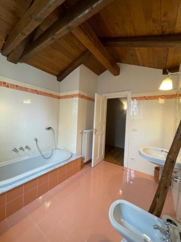 y baño con bañera y lavamanos. en VILLA FELICE_UNESCO ALPS AREA en Verzuolo