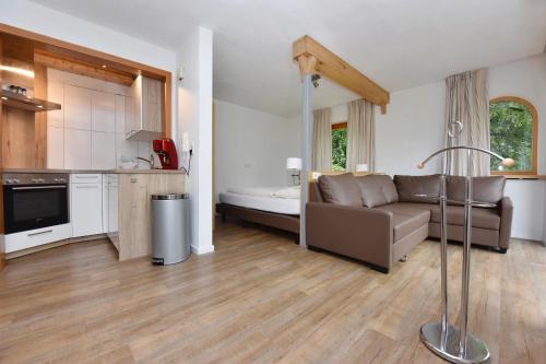 uma sala de estar com um sofá e uma cozinha em Kleiner Turm 03 em Tschagguns