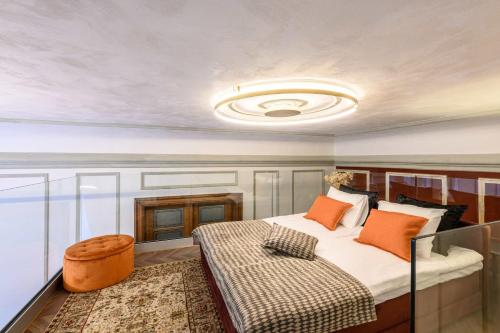 een slaapkamer met een bed en een rond plafond bij Grand Hotel Residents in Tartu